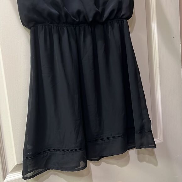 Elegant Divided H&M Black Mini Dress w Cinched Waist V-neck and Flutter Sleeves - Picture 3 of 10